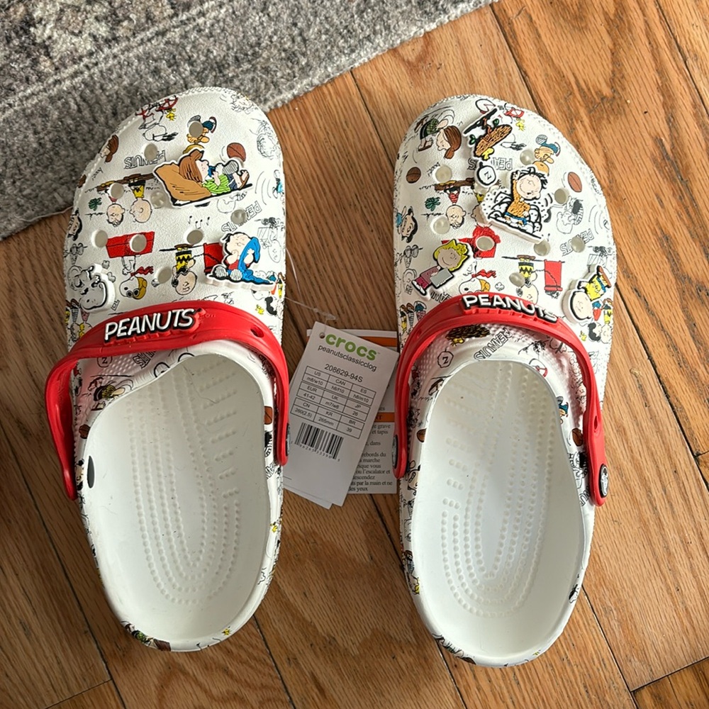 Peanuts Crocs with Charms. Men’s 8 Women’s 10.